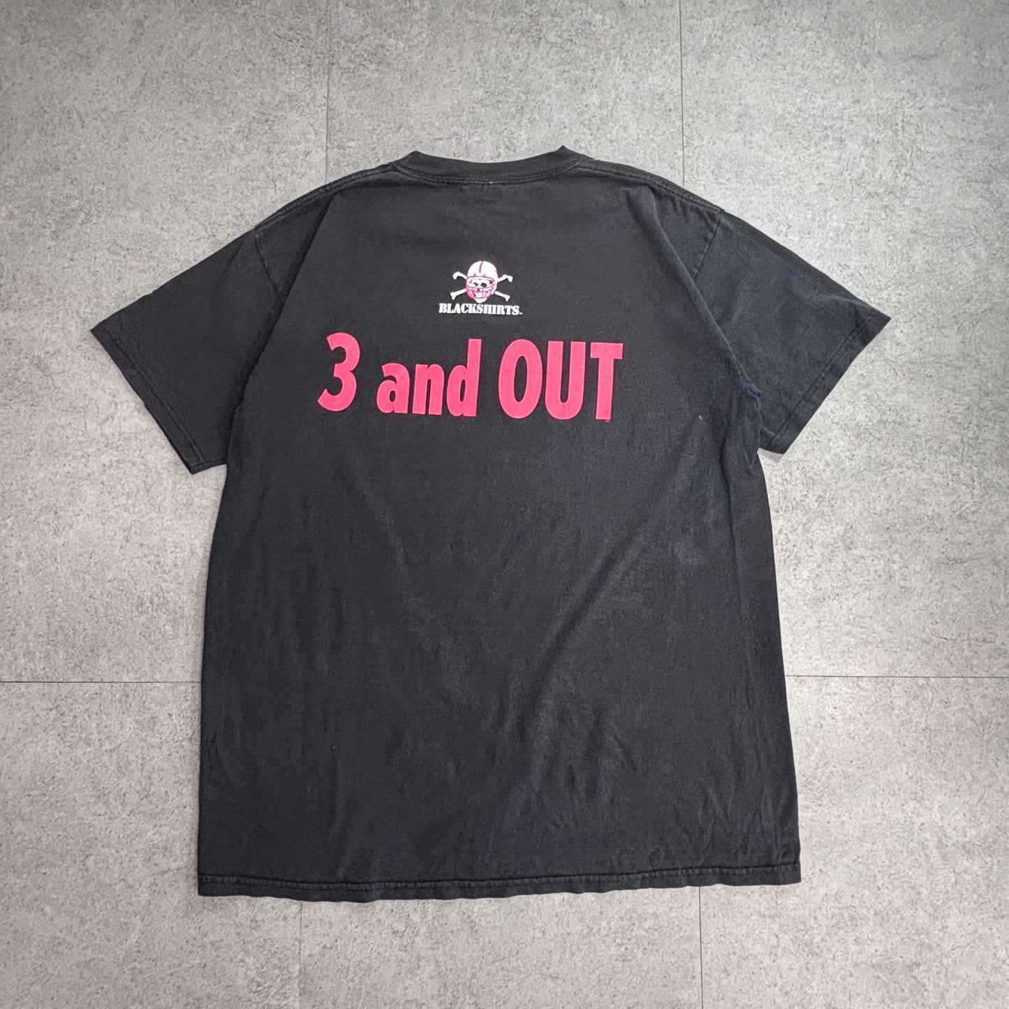 【BLACKSHIRTS 3 and OUT プリントTシャツ】Majestic ブラック スポーツT アメフト系 古着/5-6
