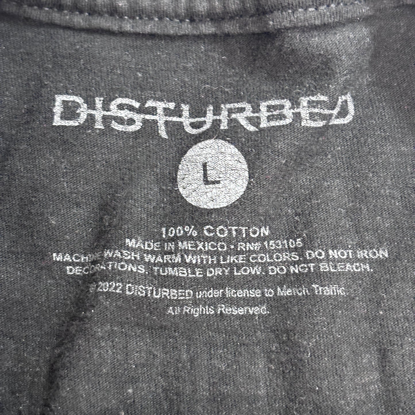 【DISTURBED（ディスターブド）『DIVISIVE』ツアープリント バンドTシャツ】ブラック/7-16