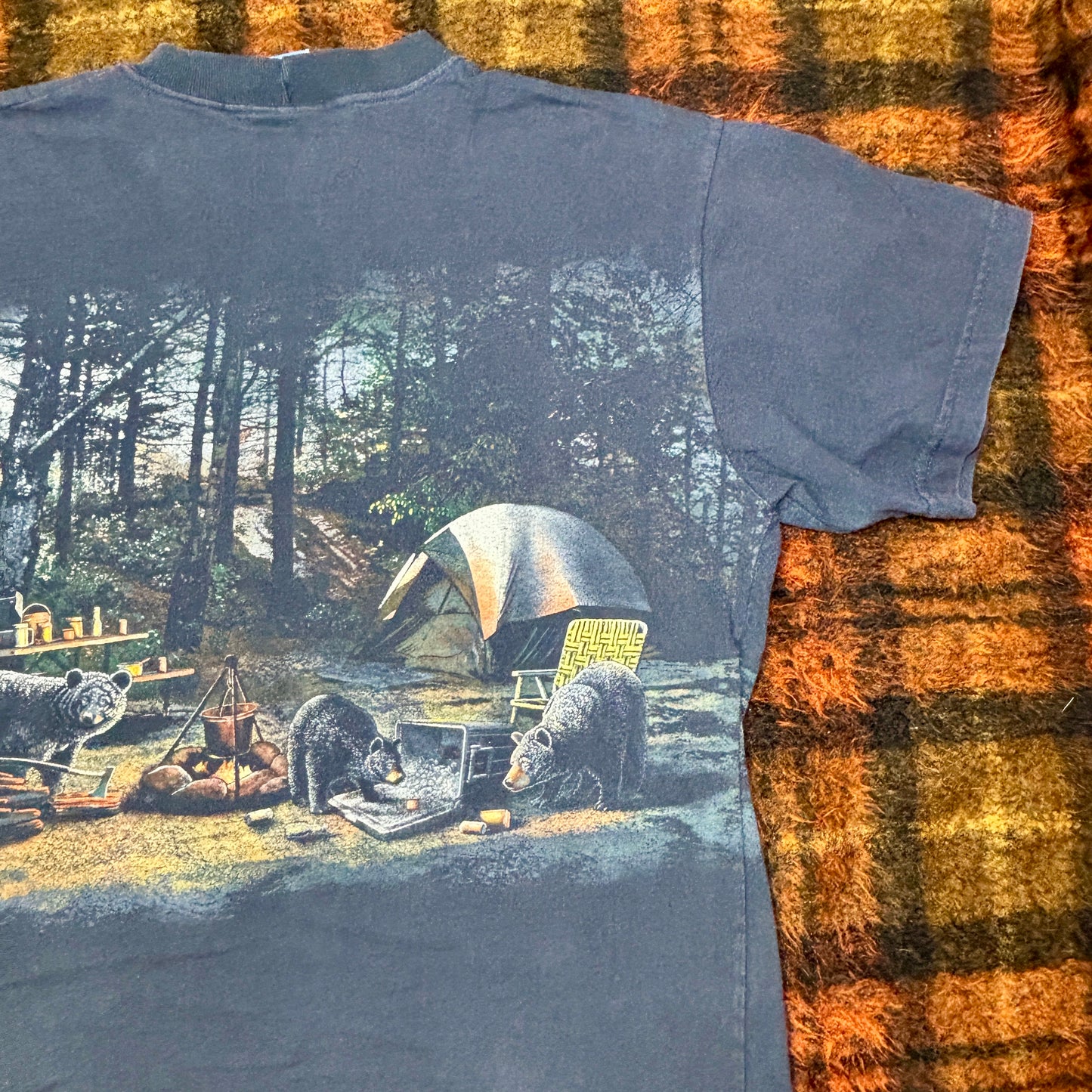 【アウトドア好き必見】キャンプファイヤー フォトTシャツ｜森と焚き火のリアル風景プリント
