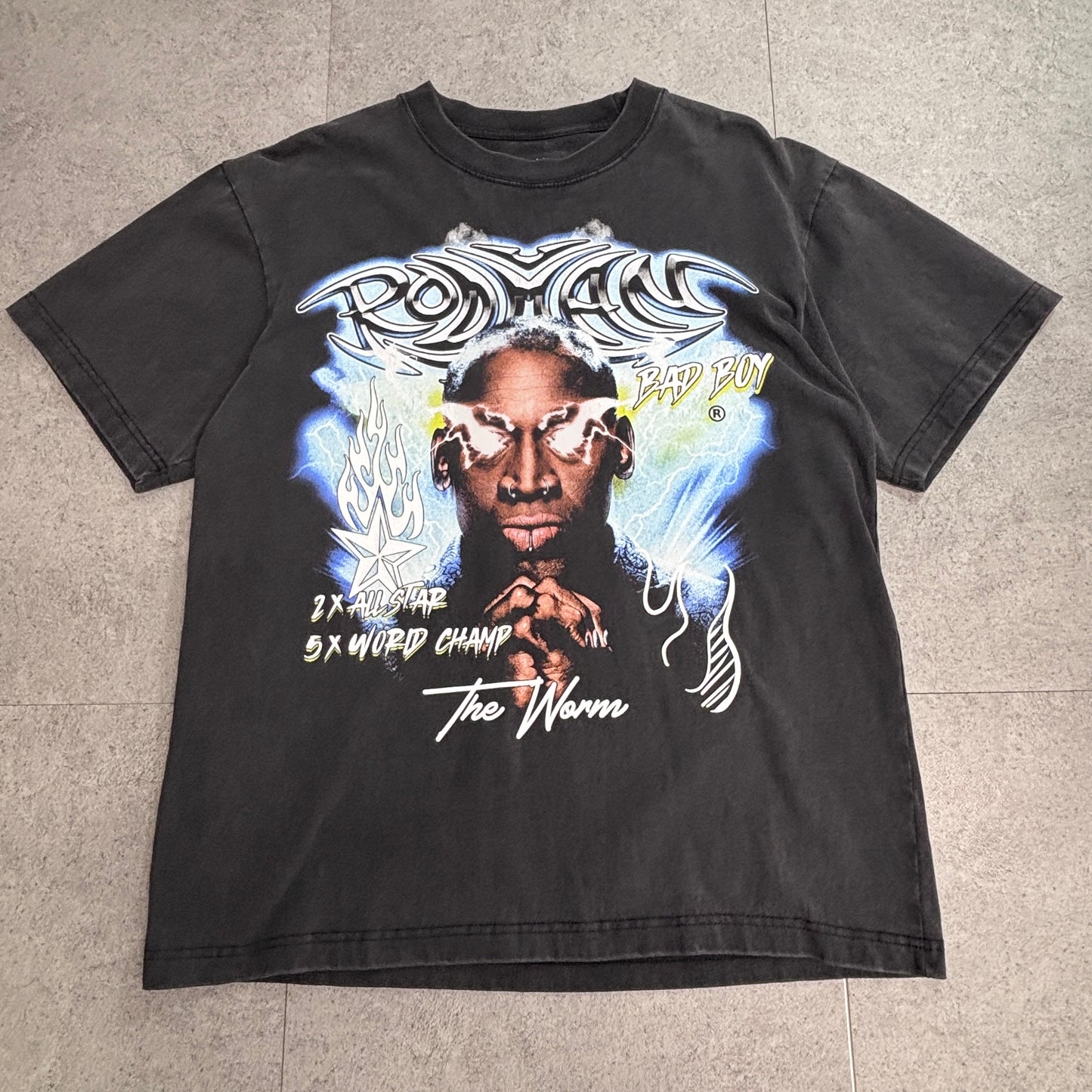 【Rodman Apparel Dennis Rodman “Bad Boy” プリントTシャツ】ブラックp/7-22