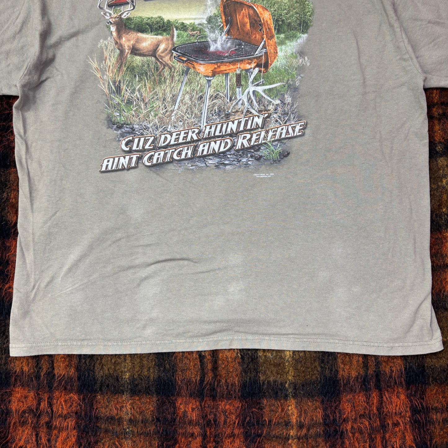 【BUCKWEAR公式】Fire Up The Grill 鹿ハンティングTシャツ｜アウトドア・キャンプ・アメリカンカントリー