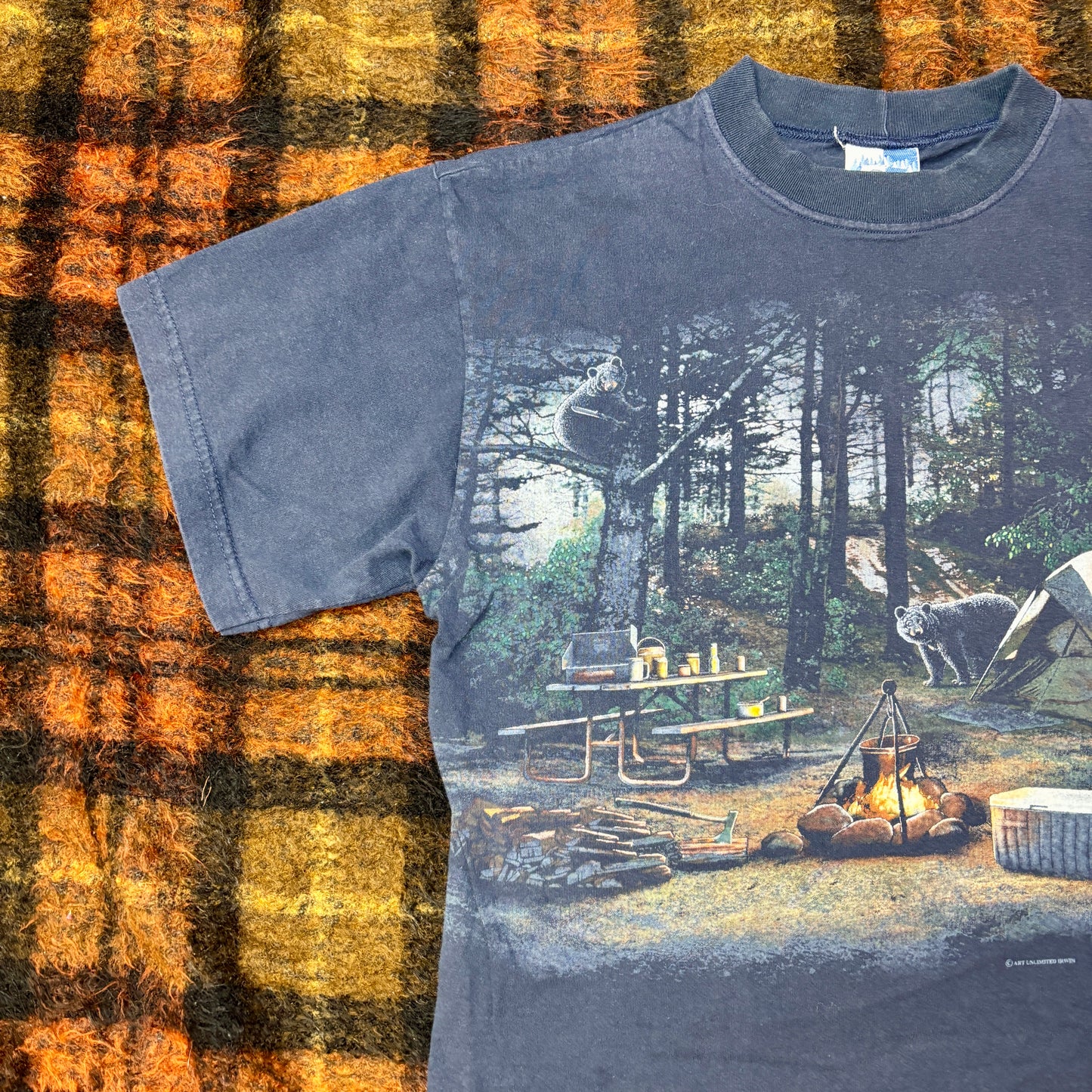 【アウトドア好き必見】キャンプファイヤー フォトTシャツ｜森と焚き火のリアル風景プリント