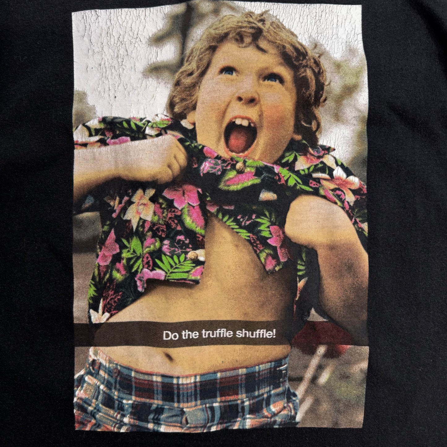 【The Goonies “Do the truffle shuffle!” フォトプリントTシャツ】映画T / ムービーT / ブラック / RIPPLE JUNCTION/6-9