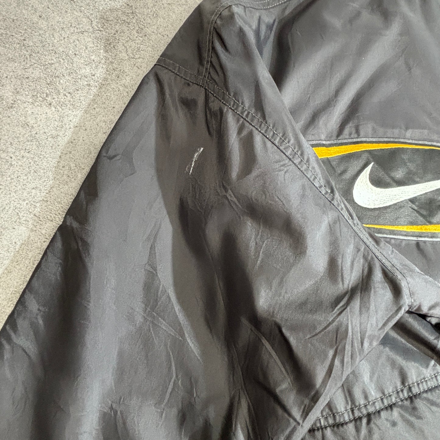 NIKE 90s ナイロンジャケット ブラック×イエロー リバーシブル仕様 スウォッシュ刺繍 インド製 Sサイズ1-9