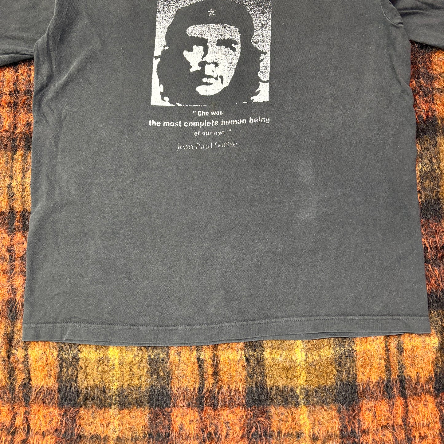 【CHE GUEVARA × Jean-Paul Sartre】思想と革命のポートレートTシャツ｜チェ・ゲバラ 名言プリント ヴィンテージ風