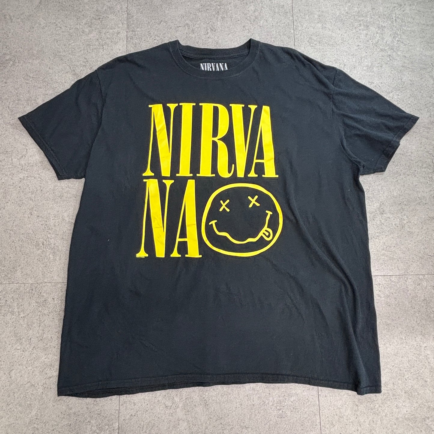 【NIRVANA（ニルヴァーナ）スマイリーフェイス ロゴプリントTシャツ】ブラック/7-13