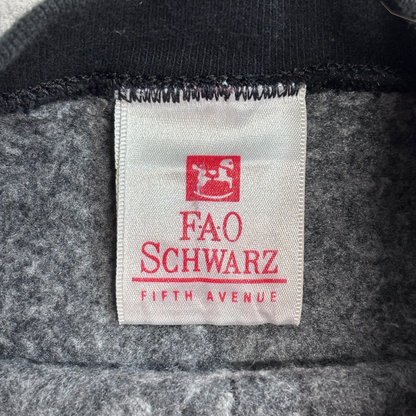 【90s FAO SCHWARZ FIFTH AVENUE スウェット X LARGE】USA製 ヴィンテージ クルーネック トイストア 企業ロゴ ブラック/2-103