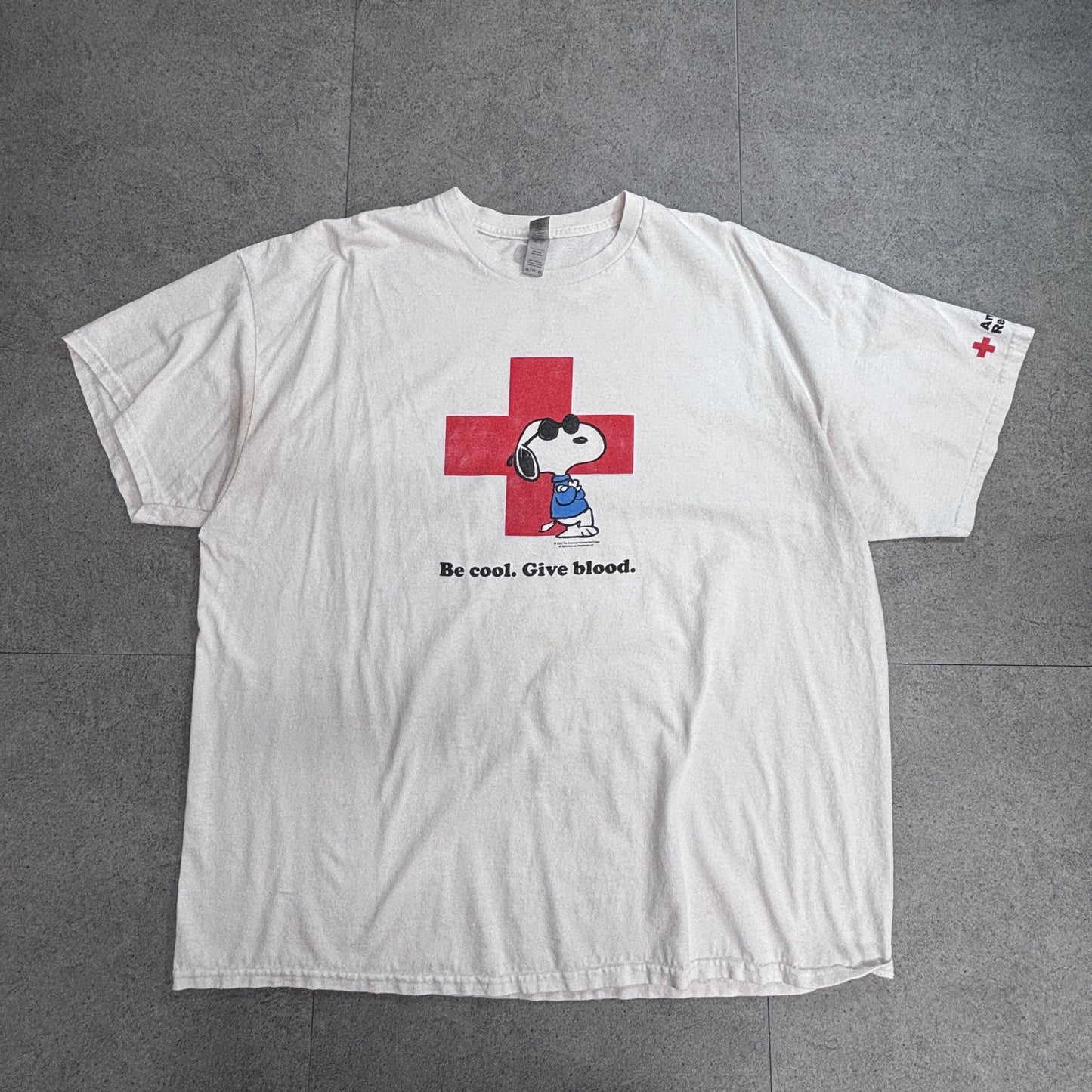 【2023 PEANUTS SNOOPY × American Red Cross Tシャツ】Be cool. Give blood. GILDAN Ultra Cotton ホワイト 2XL 古着/8-71
