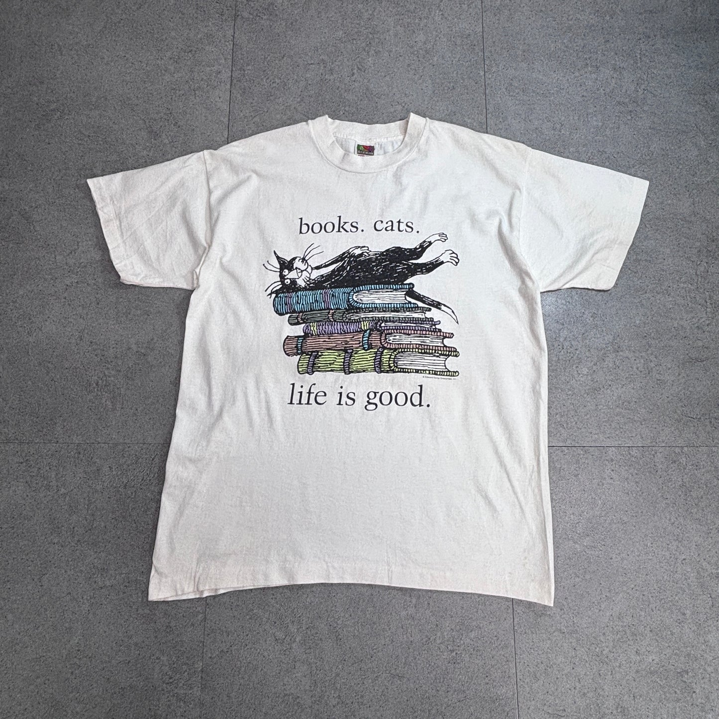 【Edward Gorey books cats life is good プリントTシャツ】エドワード・ゴーリー 猫 本 Fruit of the Loom HEAVY cotton 古着/8-50