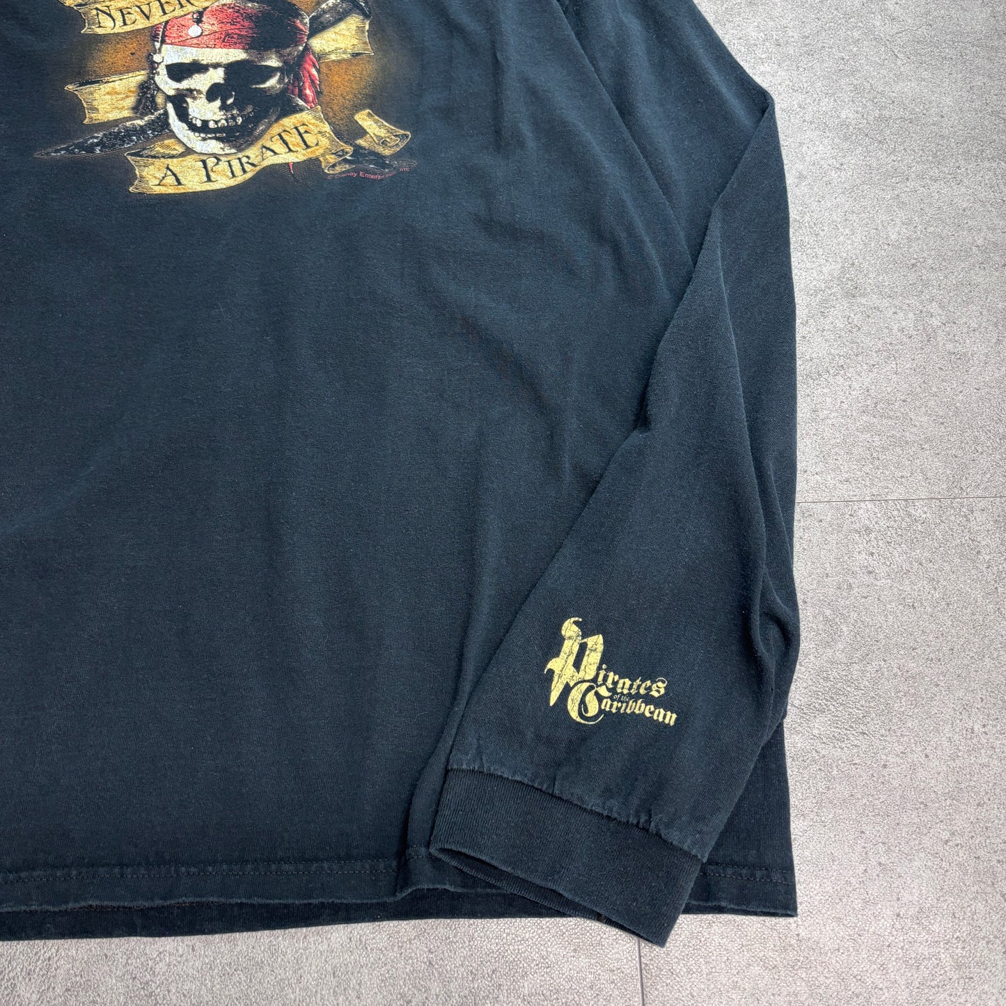 Disney Pirates of the Caribbean “NEVER TRUST A PIRATE” ロングスリーブTシャツ XL ブラック パイレーツオブカリビアン 長袖Tシャツ/4-28