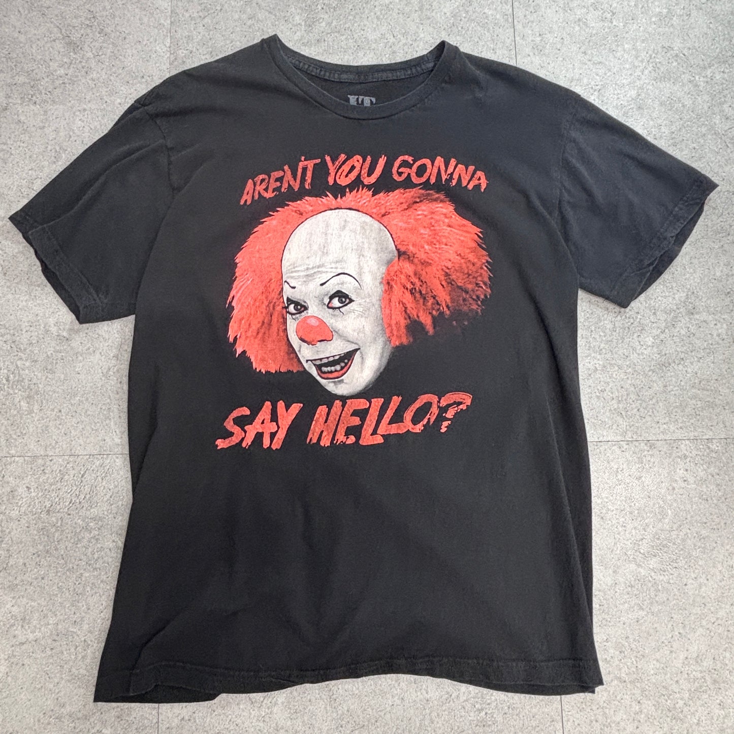 【IT（イット）Pennywise（ペニーワイズ）ホラー映画Tシャツ】“AREN’T YOU GONNA SAY HELLO?” プリントTシャツ ブラック/7-35