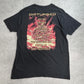 【DISTURBED（ディスターブド）『DIVISIVE』ツアープリント バンドTシャツ】ブラック/7-16