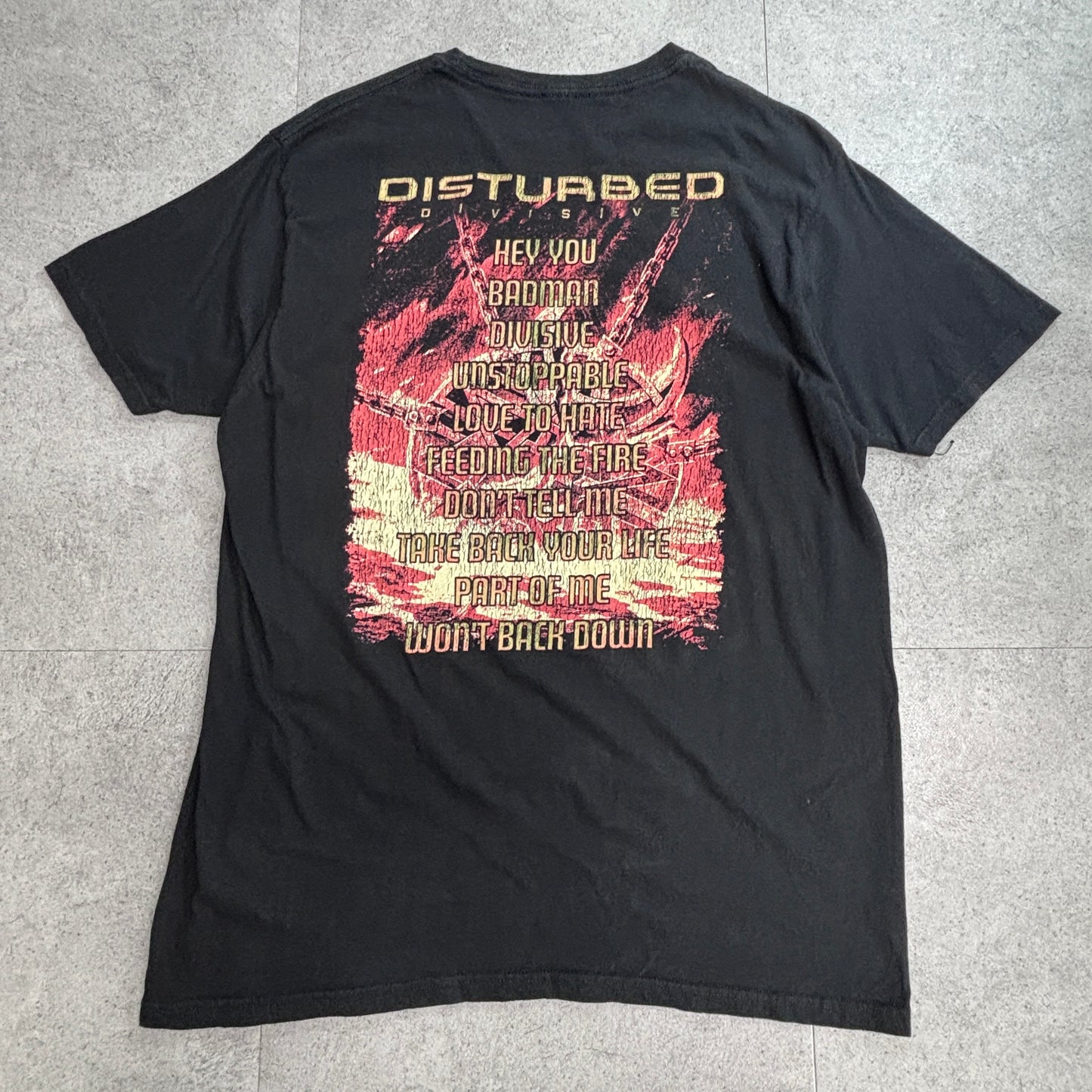【DISTURBED（ディスターブド）『DIVISIVE』ツアープリント バンドTシャツ】ブラック/7-16