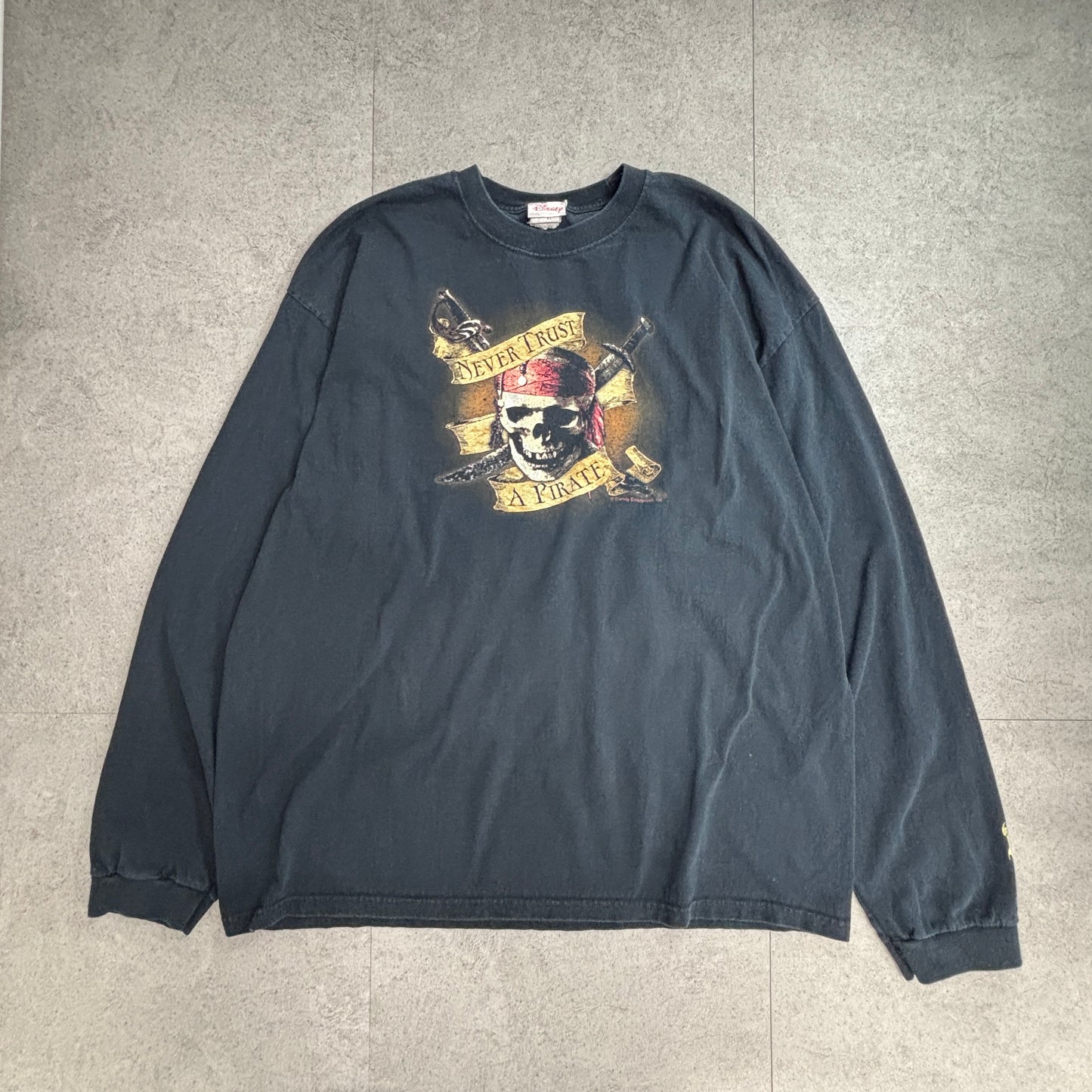 Disney Pirates of the Caribbean “NEVER TRUST A PIRATE” ロングスリーブTシャツ XL ブラック パイレーツオブカリビアン 長袖Tシャツ/4-28