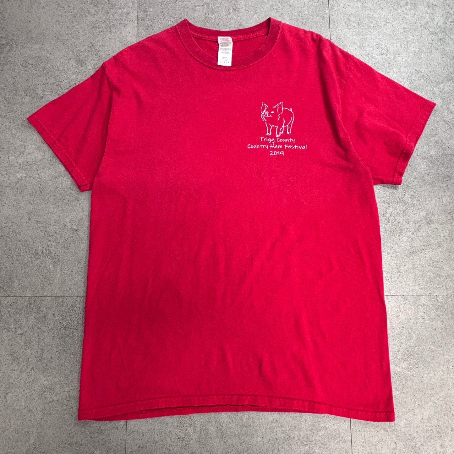 【Gettin’ Piggy With It!】Trigg County Country Ham Festival 2019 イベントTシャツ レッド/7-37