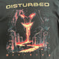 【DISTURBED（ディスターブド）『DIVISIVE』ツアープリント バンドTシャツ】ブラック/7-16