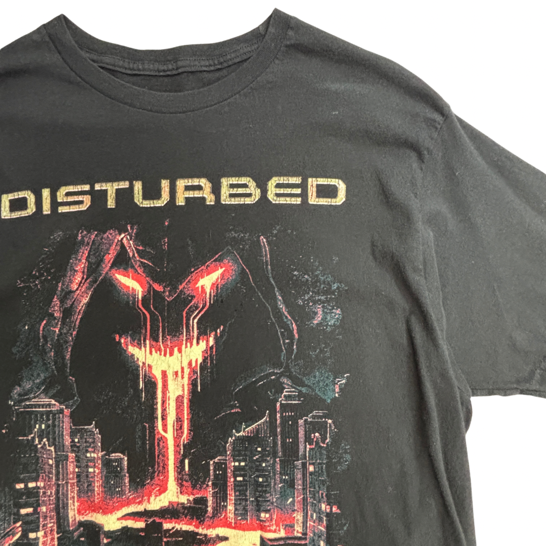 【DISTURBED（ディスターブド）『DIVISIVE』ツアープリント バンドTシャツ】ブラック/7-16