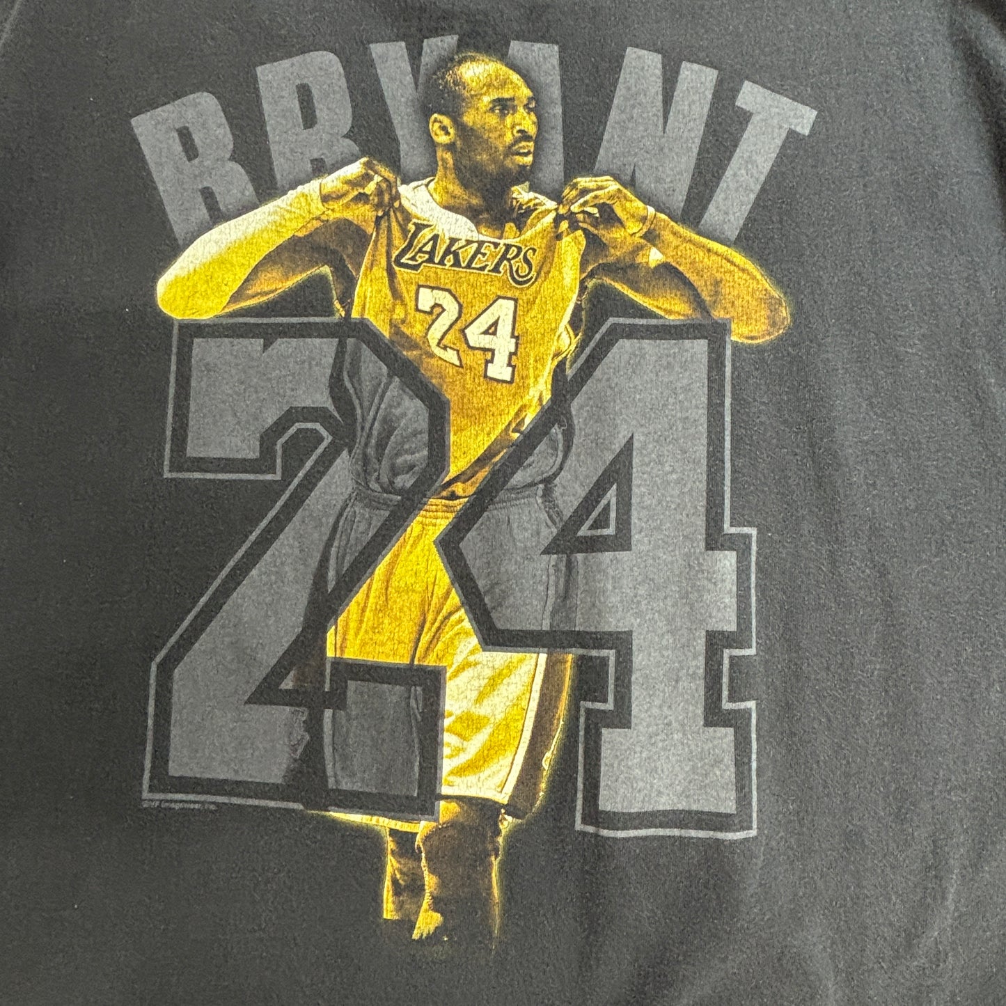 【NBA Majestic コービー・ブライアント “BLACK MAMBA” 両面プリントTシャツ】ブラック XL/7-27