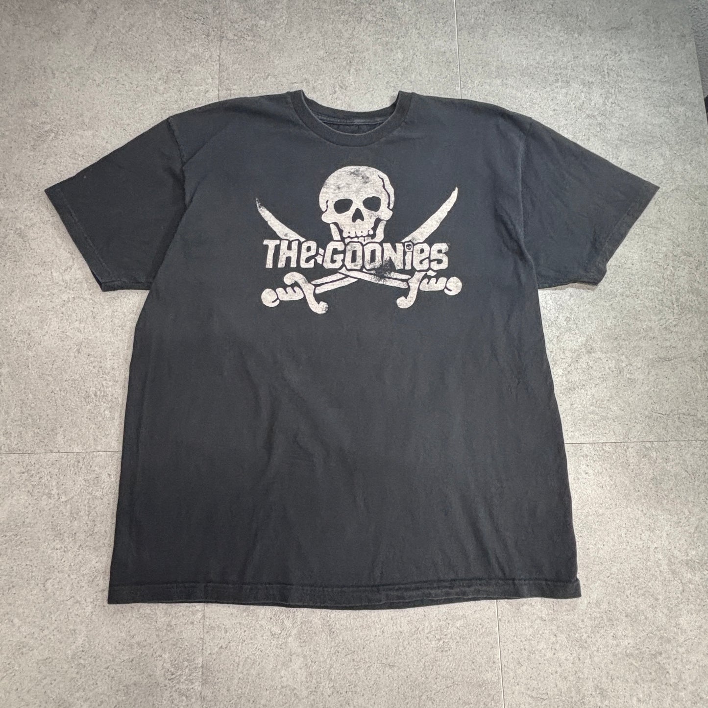 【THE GOONIES スカル&クロスソード プリントTシャツ】RIPPLE JUNCTION / THE GOONIES / Warner Bros. Entertainment Inc. / メキシコ製/7-71