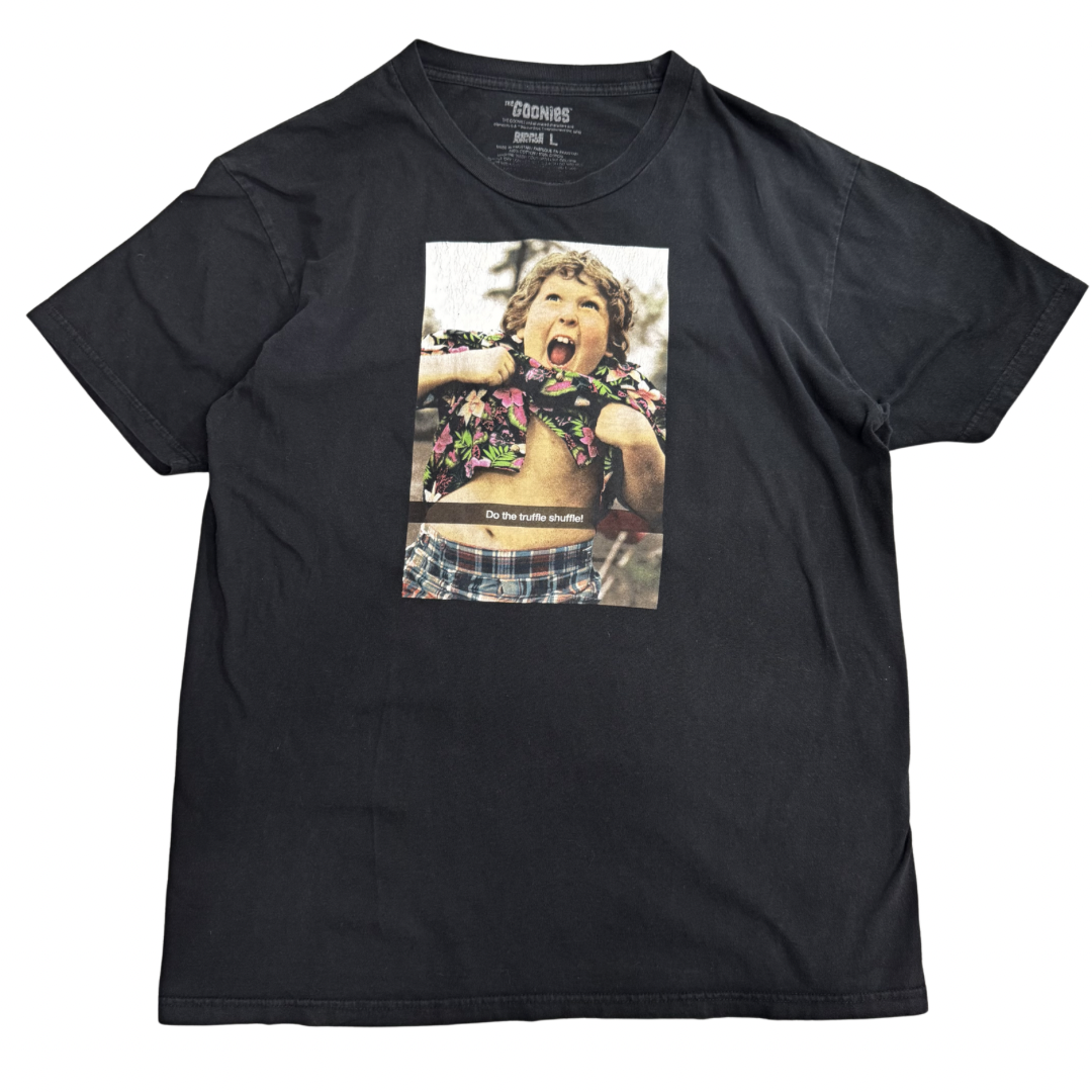 【The Goonies “Do the truffle shuffle!” フォトプリントTシャツ】映画T / ムービーT / ブラック / RIPPLE JUNCTION/6-9