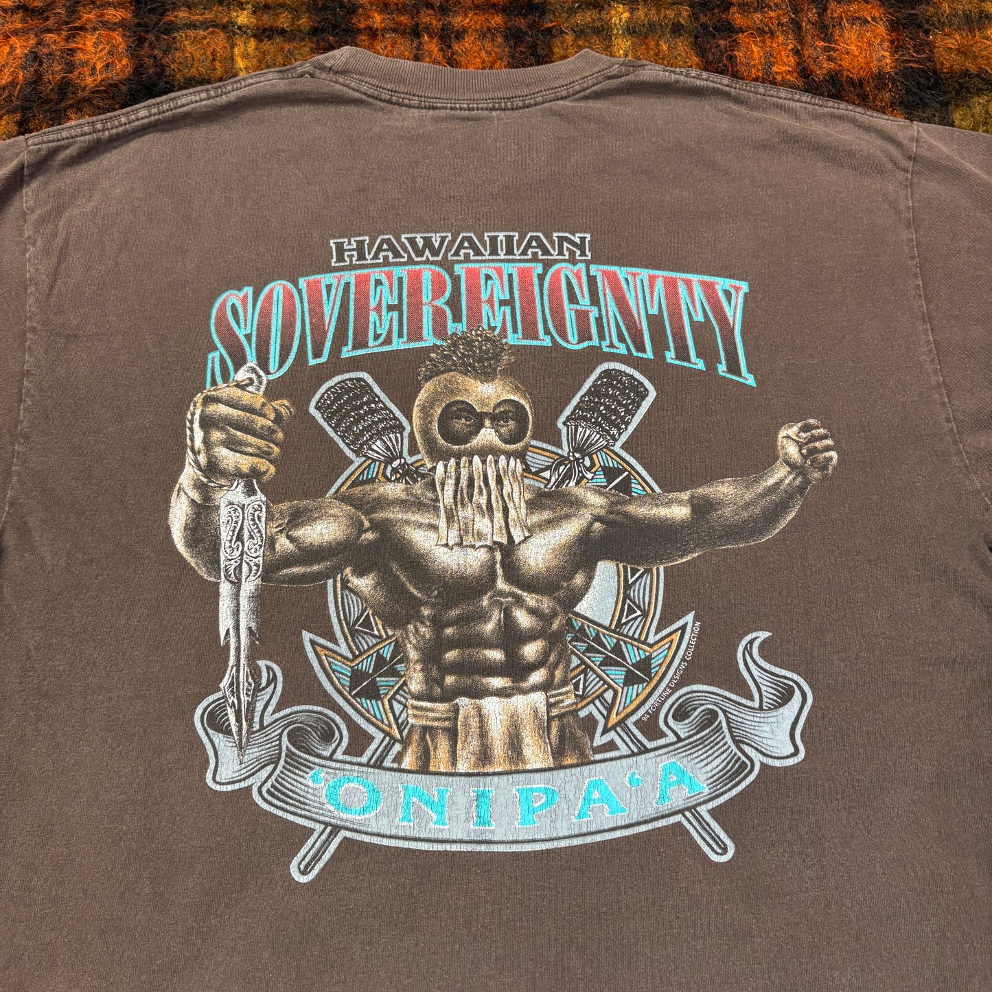 【HAWAIIAN SOVEREIGNTY】ONIPA‘A Tシャツ｜ハワイ伝統×戦士グラフィック