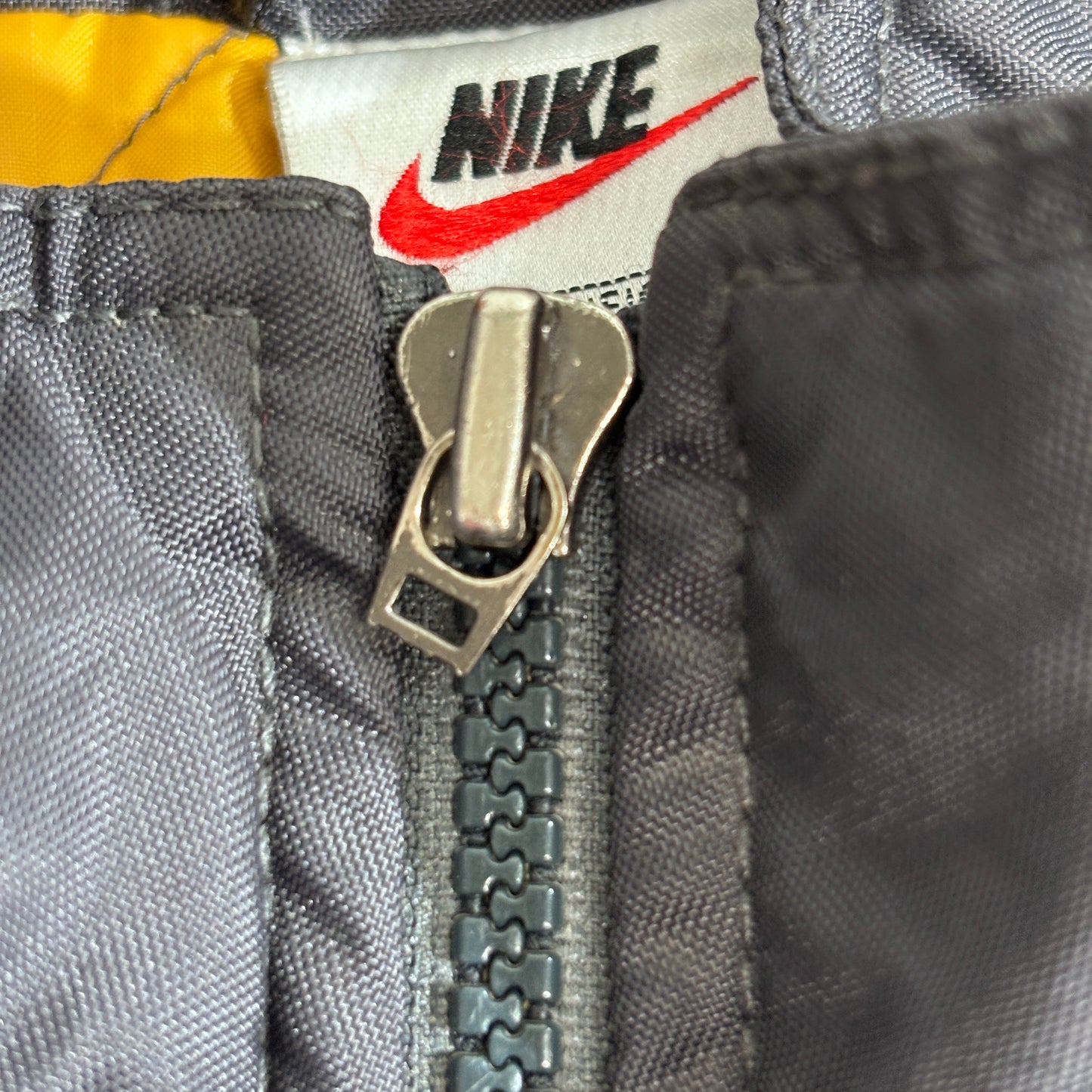 NIKE 90s ナイロンジャケット ブラック×イエロー リバーシブル仕様 スウォッシュ刺繍 インド製 Sサイズ1-9