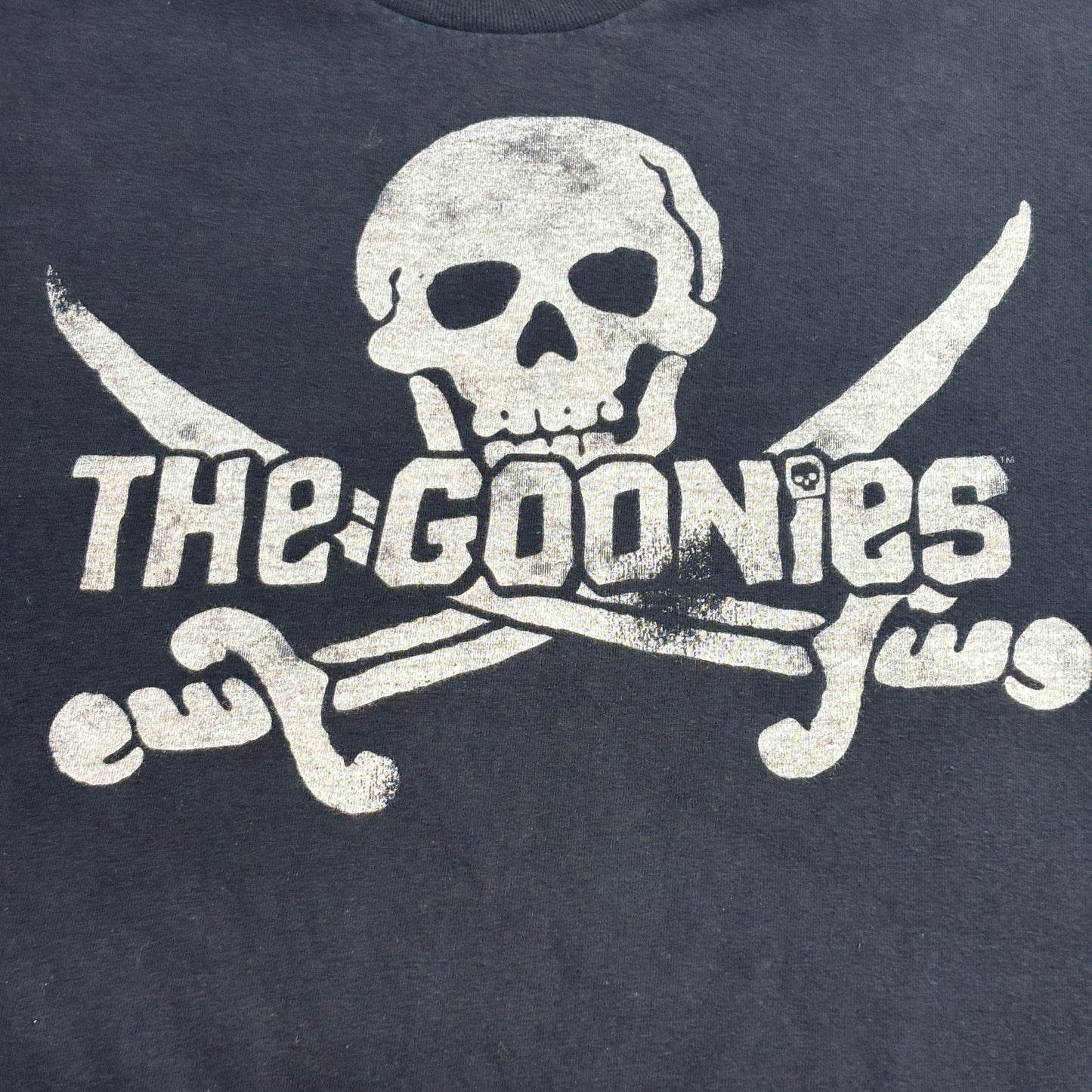 【THE GOONIES スカル&クロスソード プリントTシャツ】RIPPLE JUNCTION / THE GOONIES / Warner Bros. Entertainment Inc. / メキシコ製/7-71