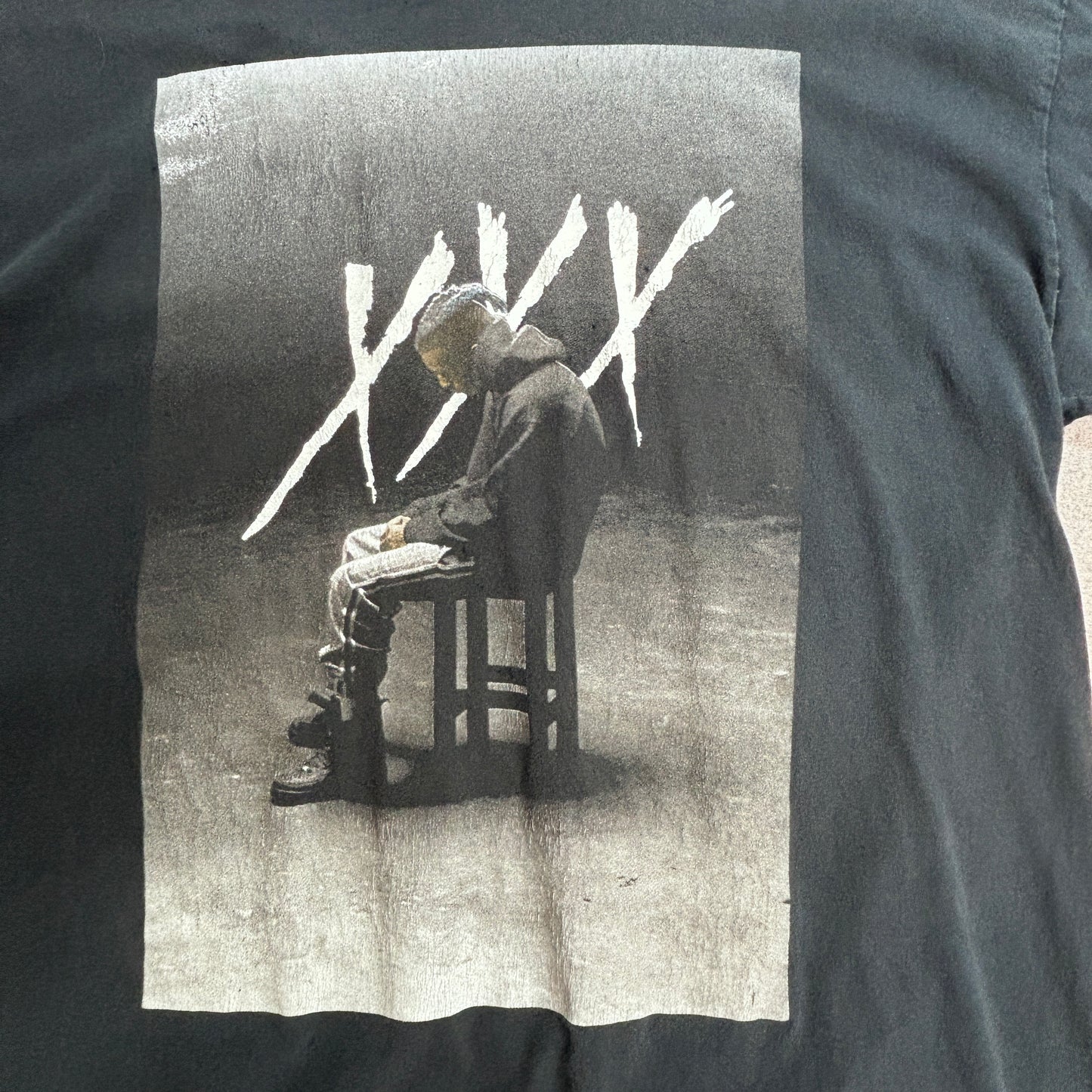 【XXXTENTACION（エックステンタシオン） フォトプリントTシャツ】ブラック/7-17