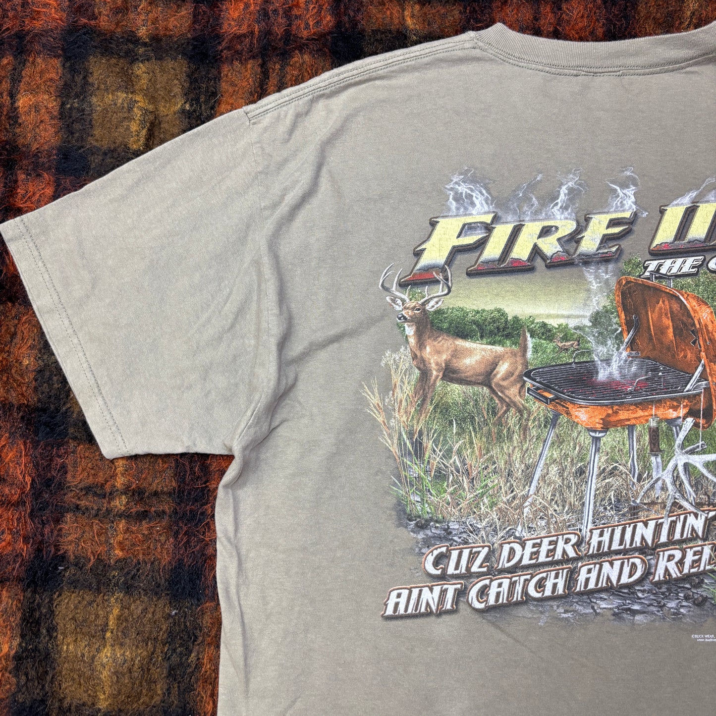 【BUCKWEAR公式】Fire Up The Grill 鹿ハンティングTシャツ｜アウトドア・キャンプ・アメリカンカントリー