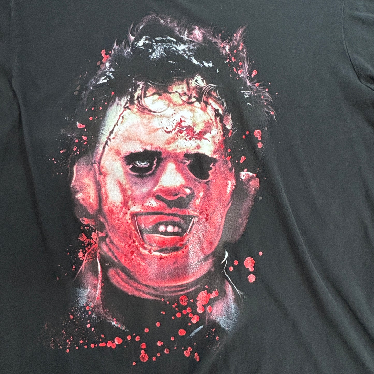 【THE TEXAS CHAINSAW MASSACRE（悪魔のいけにえ）レザーフェイス プリントTシャツ】ブラック/7-18