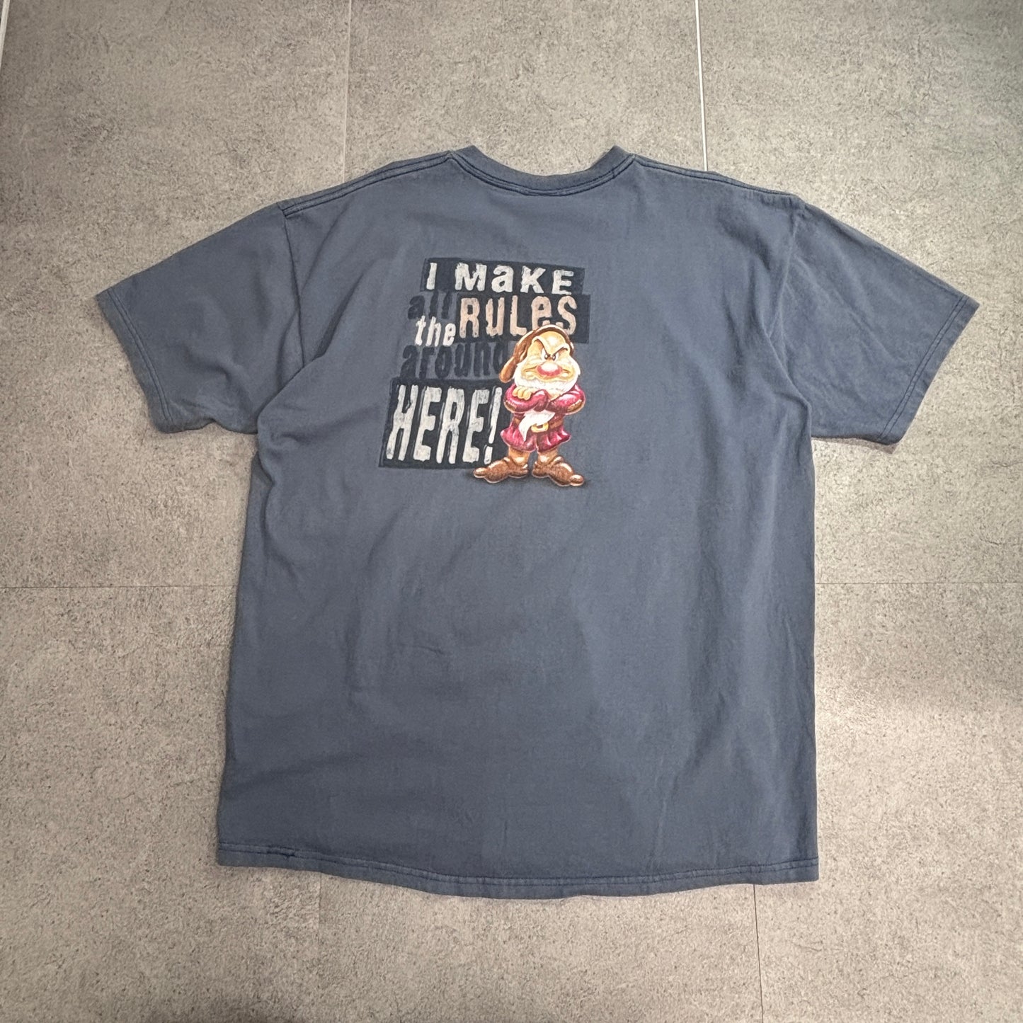 【Disney Store Grumpy プリントTシャツ】グランピー 7人のこびと 両面プリント USA製 XL 古着/8-59