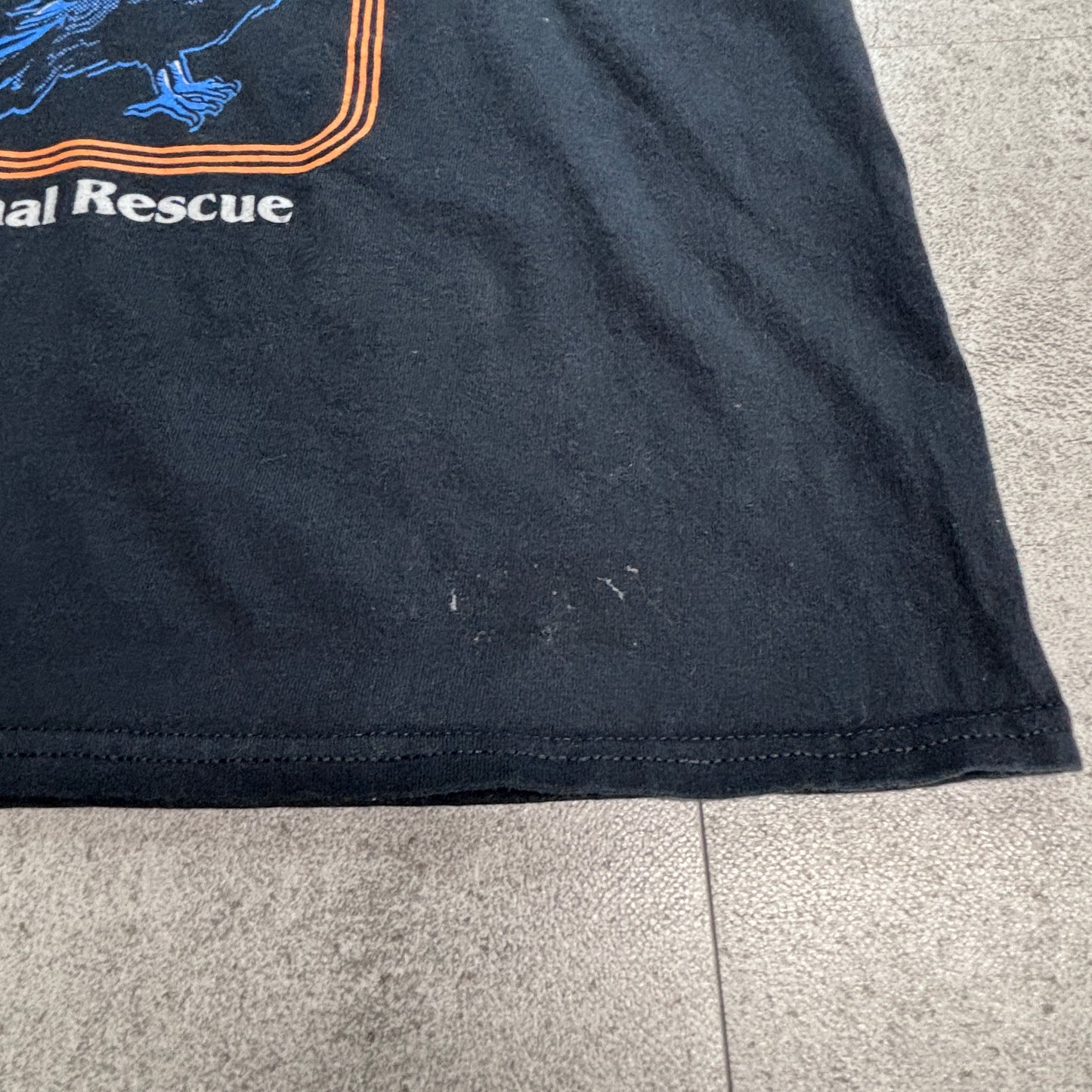 【Steven Rhodes ADOPT A FAMILIAR “Black Magic Animal Rescue” プリントTシャツ】ブラック XL/7-12