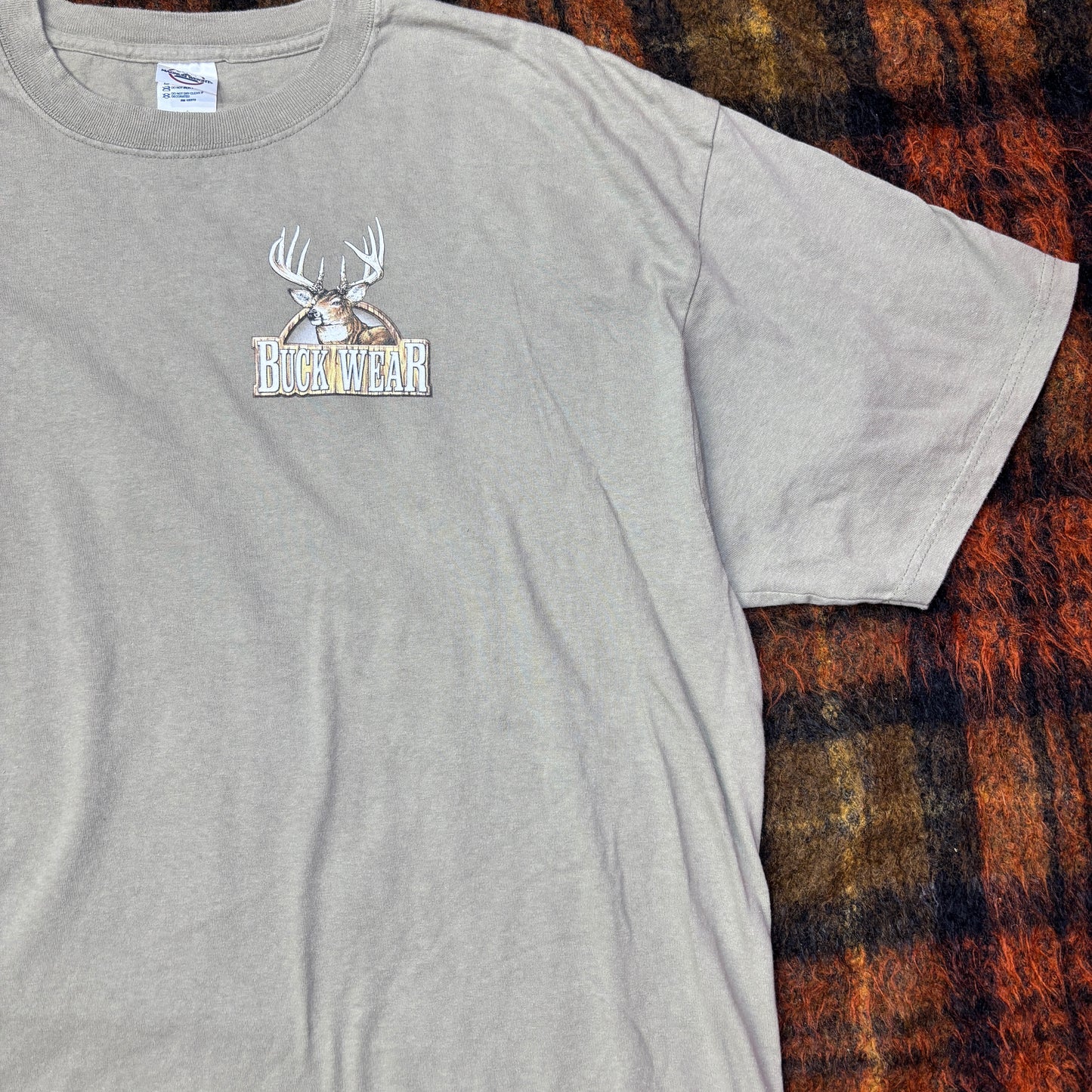 【BUCKWEAR公式】Fire Up The Grill 鹿ハンティングTシャツ｜アウトドア・キャンプ・アメリカンカントリー