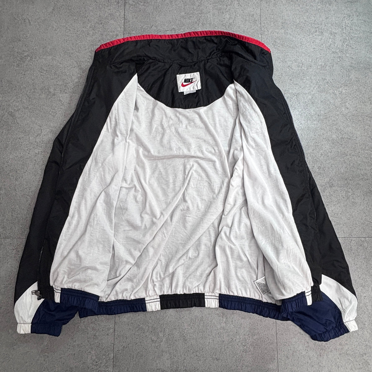【90s NIKE ナイキ ナイロンジャケット】ビッグスウッシュ 刺繍ロゴ XL ブラック×ネイビー×ホワイト×レッド マレーシア製 古着/9-1
