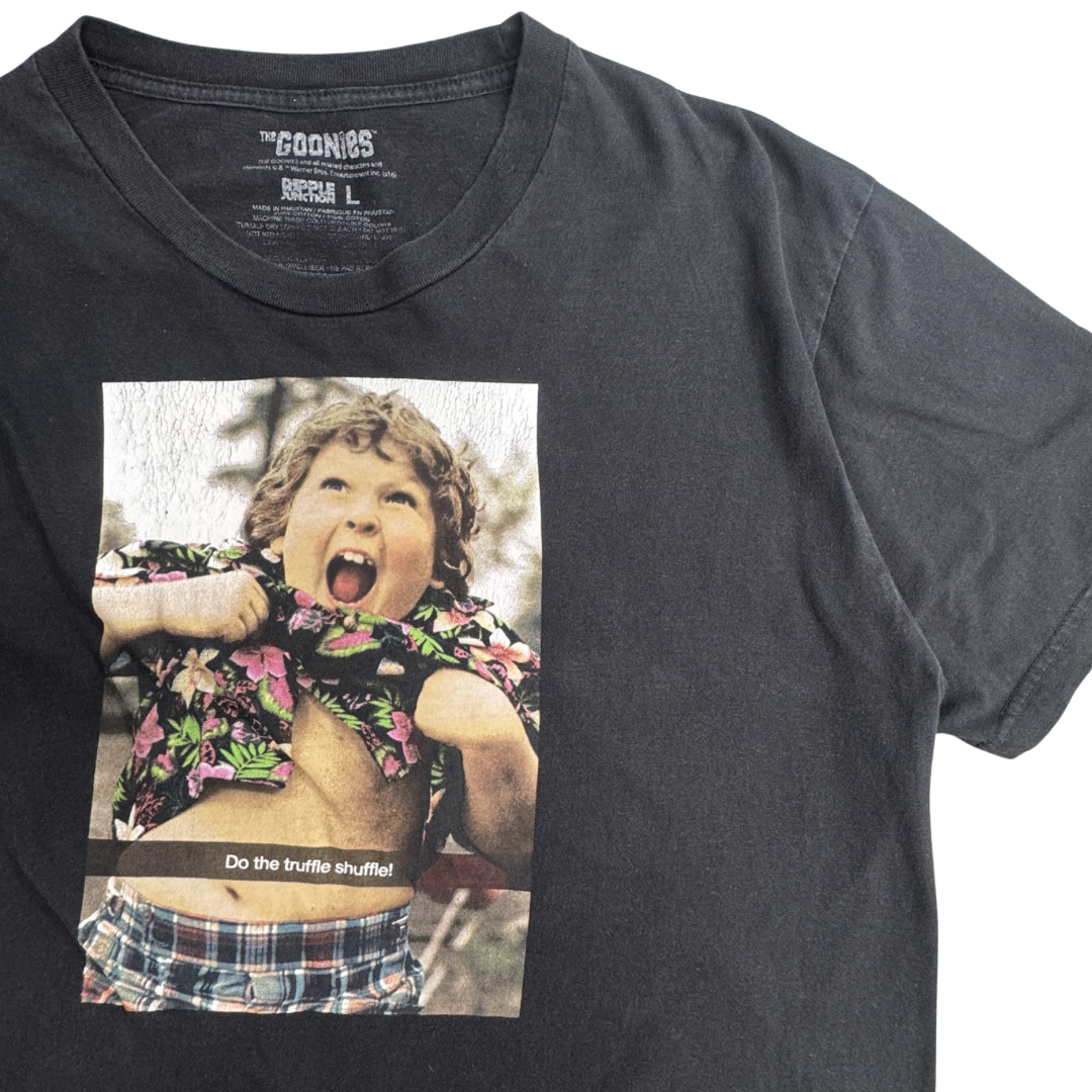 【The Goonies “Do the truffle shuffle!” フォトプリントTシャツ】映画T / ムービーT / ブラック / RIPPLE JUNCTION/6-9