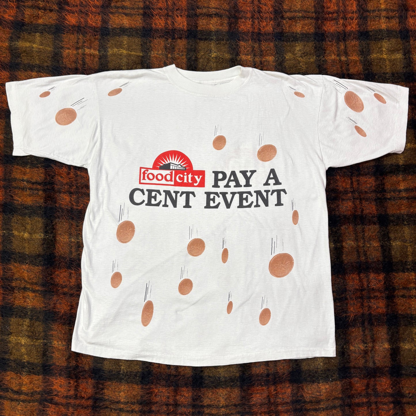 【ヴィンテージ風】Food City “Pay A Cent Event” 両面プリントTシャツ／ユニークペニーデザイン／USAカルチャー系・古着スタイルに◎