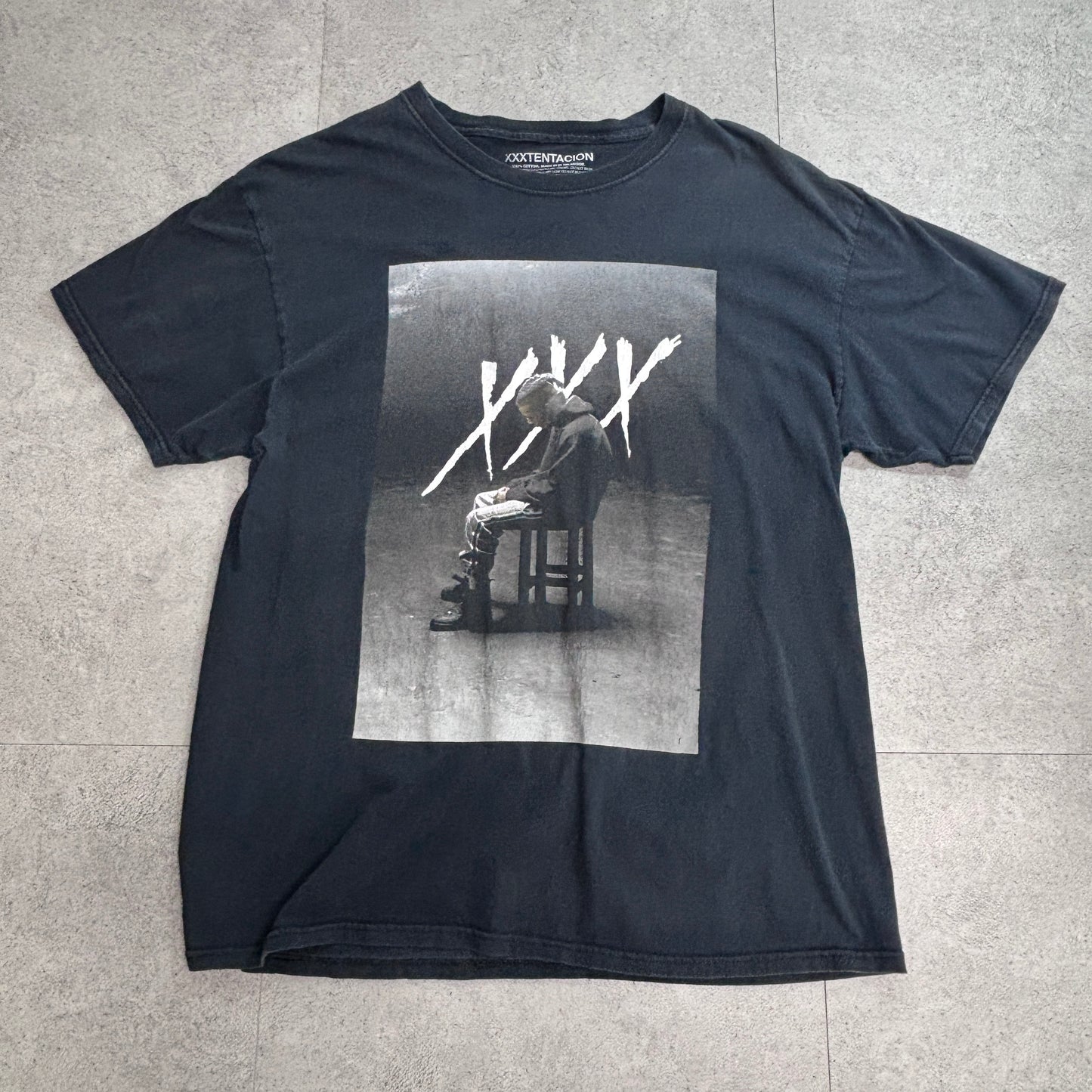 【XXXTENTACION（エックステンタシオン） フォトプリントTシャツ】ブラック/7-17