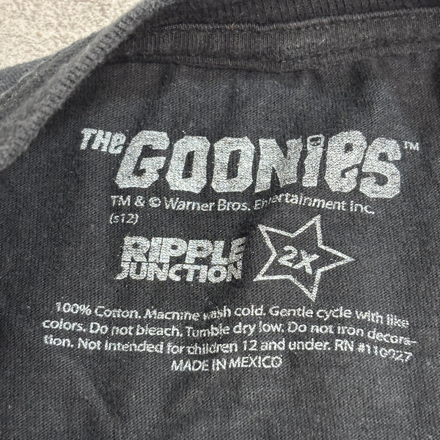 【THE GOONIES スカル&クロスソード プリントTシャツ】RIPPLE JUNCTION / THE GOONIES / Warner Bros. Entertainment Inc. / メキシコ製/7-71
