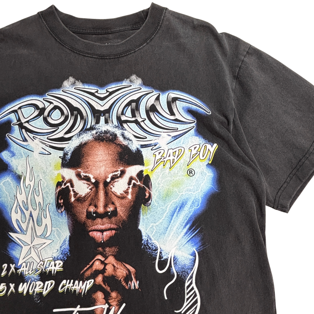 【Rodman Apparel Dennis Rodman “Bad Boy” プリントTシャツ】ブラックp/7-22