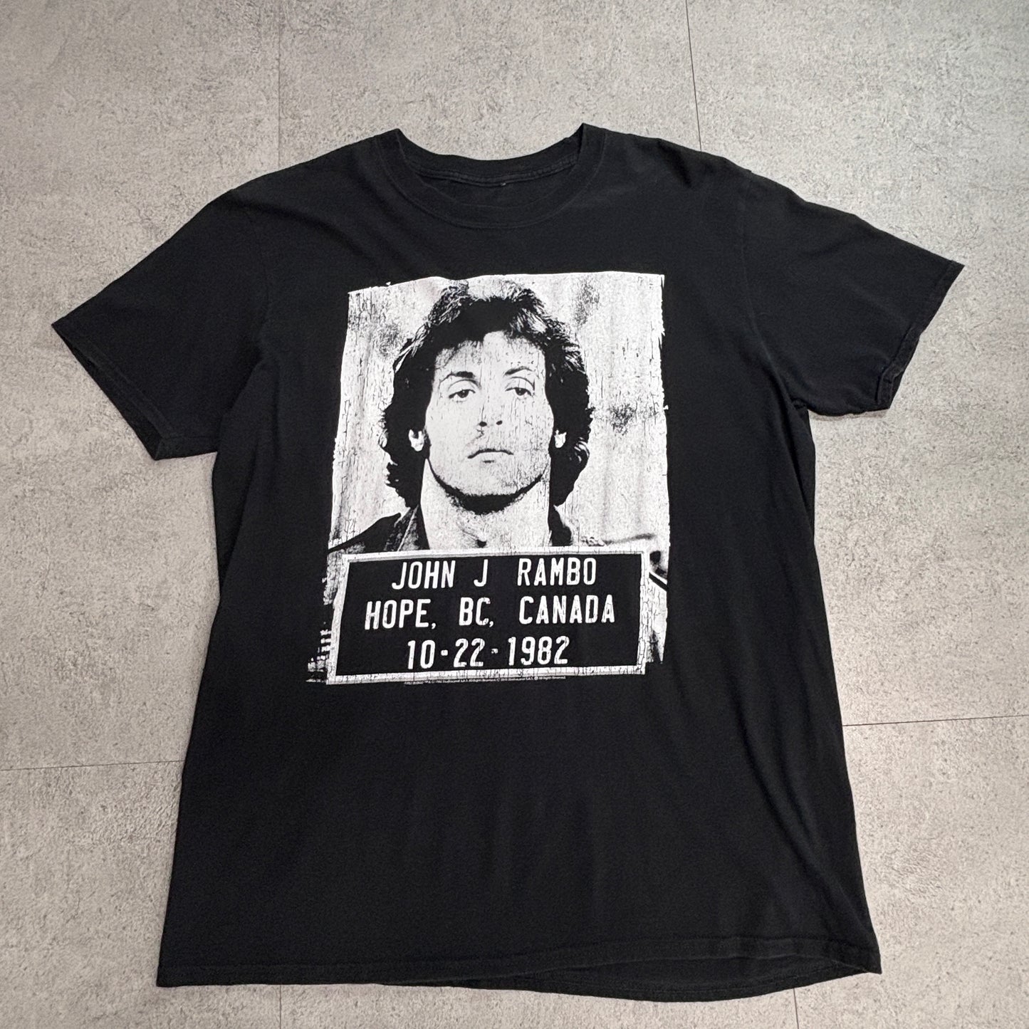 【RAMBO（ランボー／First Blood）ジョン・J・ランボー プリントTシャツ】2019年コピーライト 映画Tシャツ ブラック/7-30