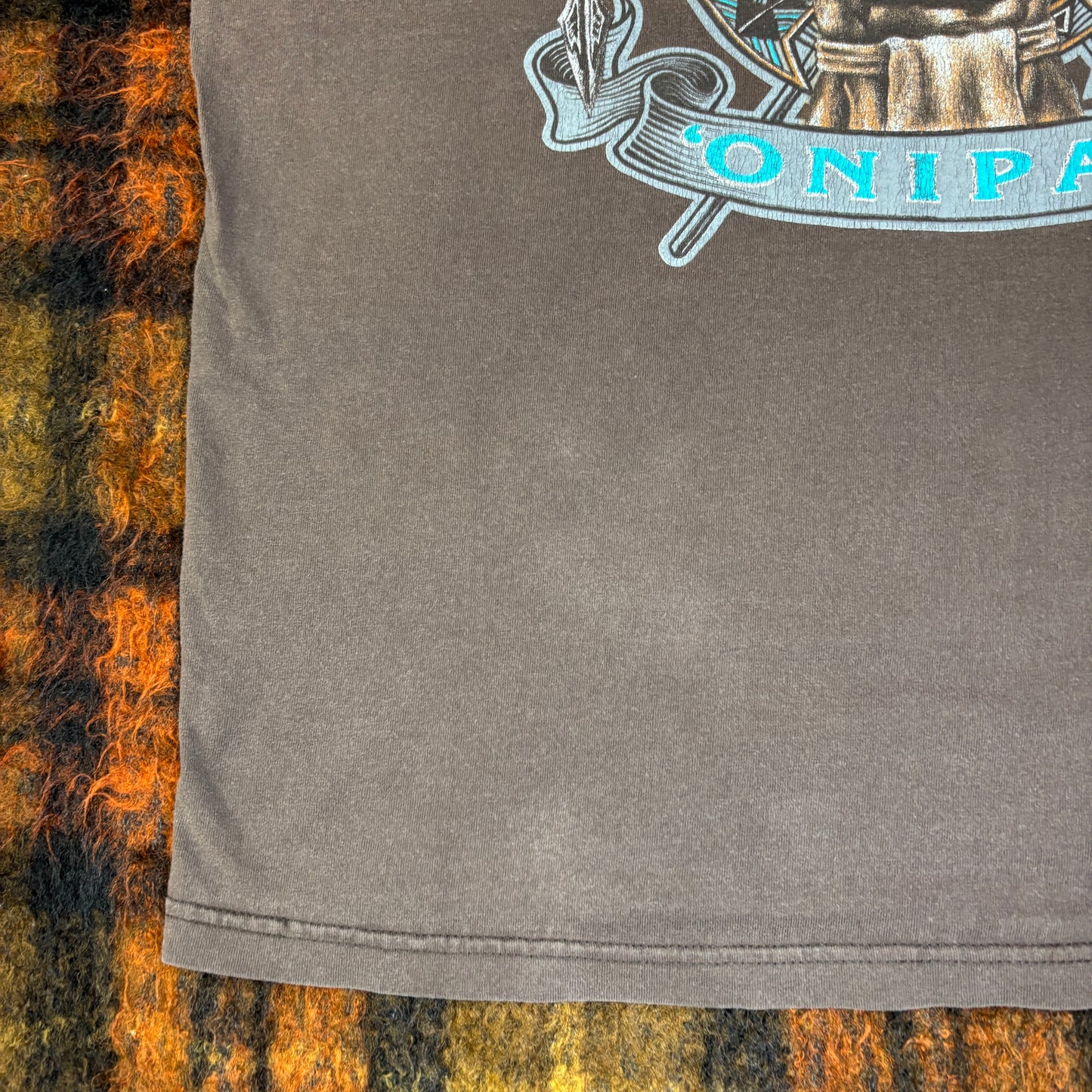 【HAWAIIAN SOVEREIGNTY】ONIPA‘A Tシャツ｜ハワイ伝統×戦士グラフィック