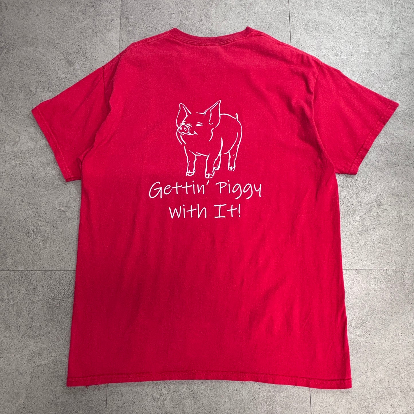 【Gettin’ Piggy With It!】Trigg County Country Ham Festival 2019 イベントTシャツ レッド/7-37