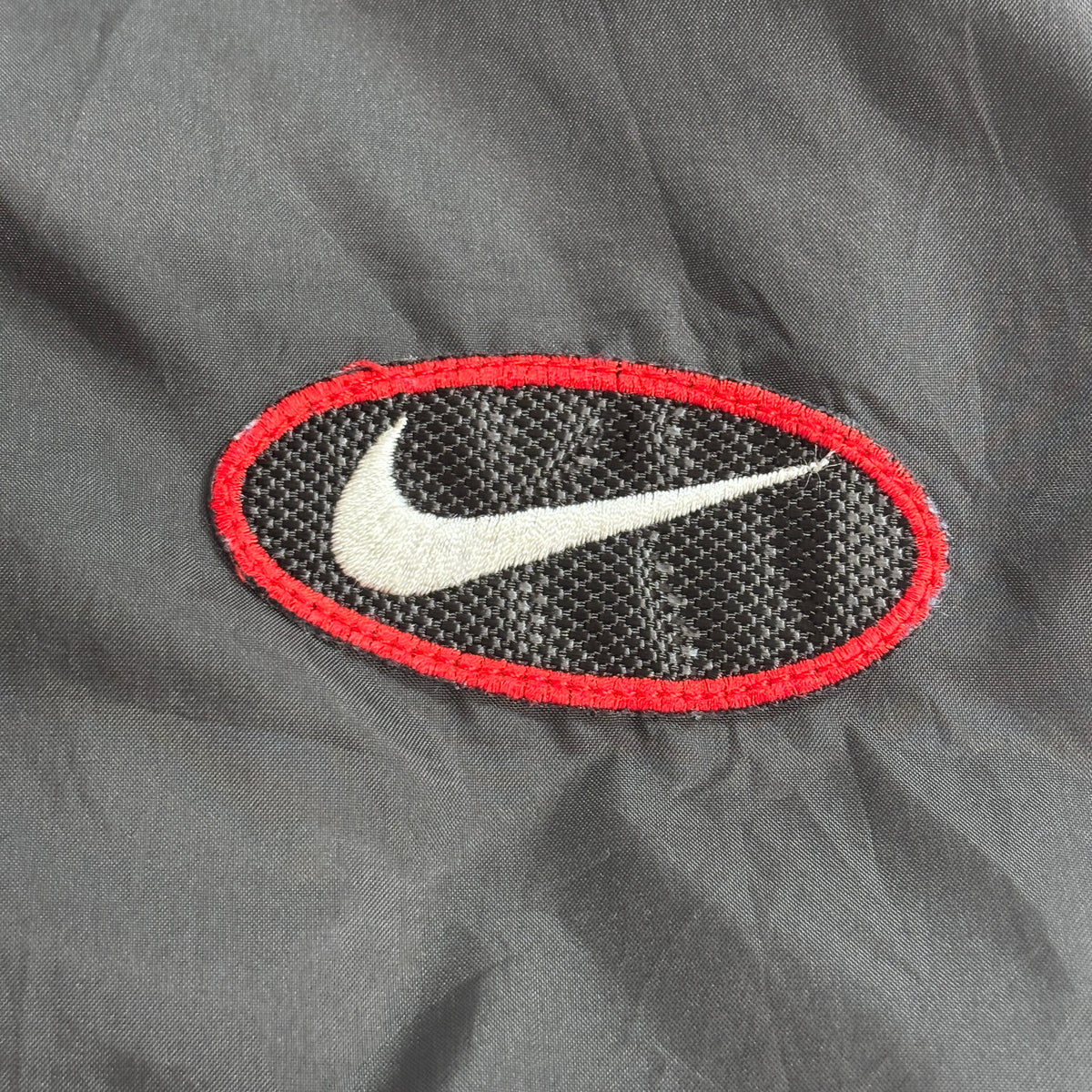 【90s NIKE ナイキ ナイロンジャケット】ビッグスウッシュ 刺繍ロゴ XL ブラック×ネイビー×ホワイト×レッド マレーシア製 古着/9-1