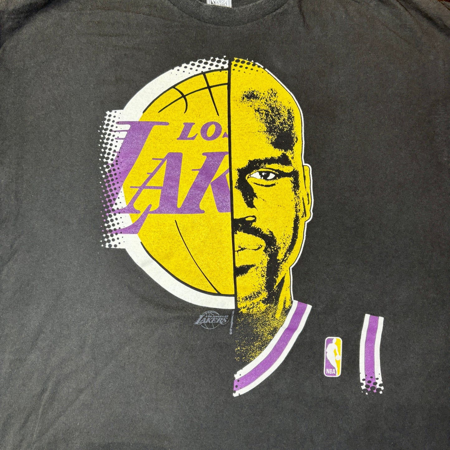 【NBA公式】SHAQ × LAKERS ヴィンテージ風 Tシャツ｜シャキール・オニール ロゴデザイン