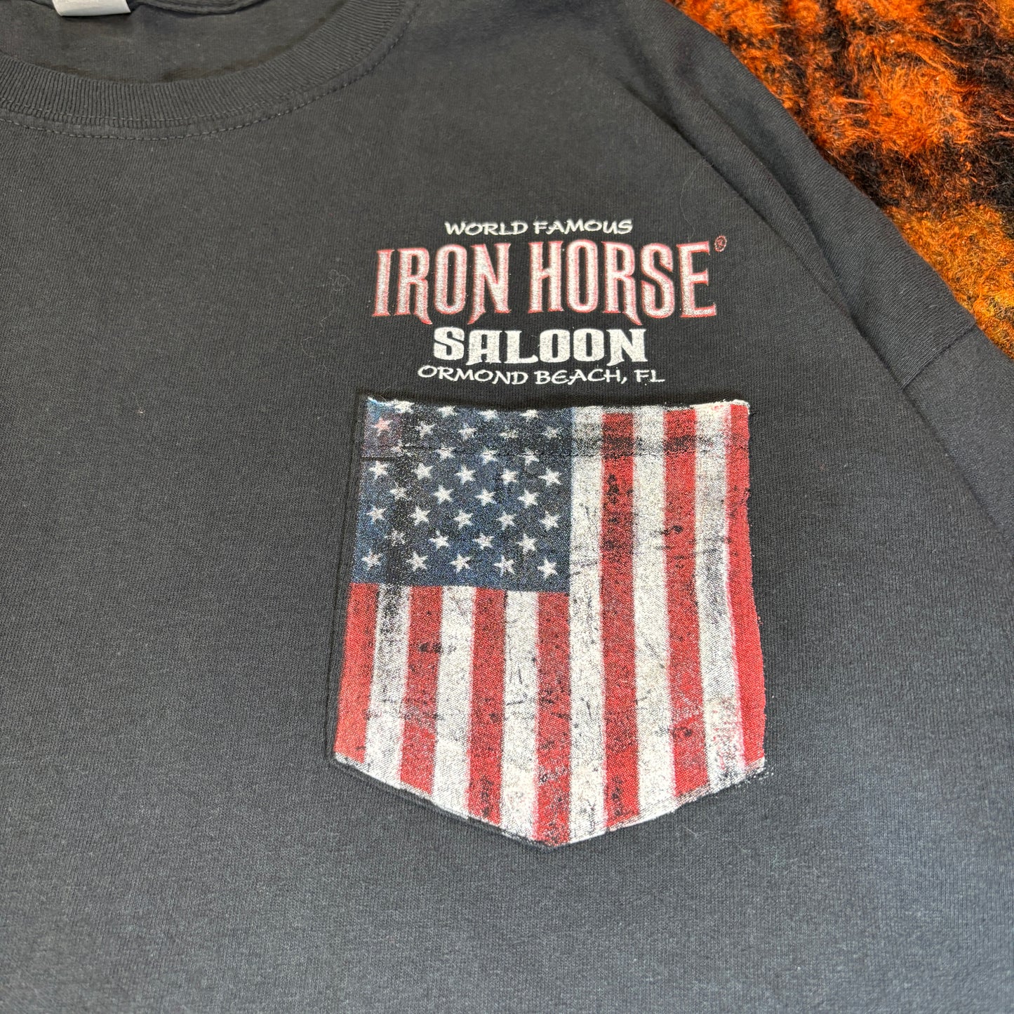 【2020年製】IRON HORSE SALOON ロンT｜バイカーロングスリーブTシャツ アメリカ製風プリント USA国旗ポケット付き
