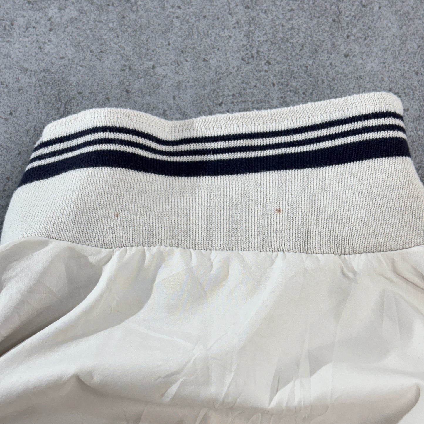 【90s ヴィンテージ】adidas アディダス トラックジャケット ホワイト 刺繍ロゴ Mサイズ相当