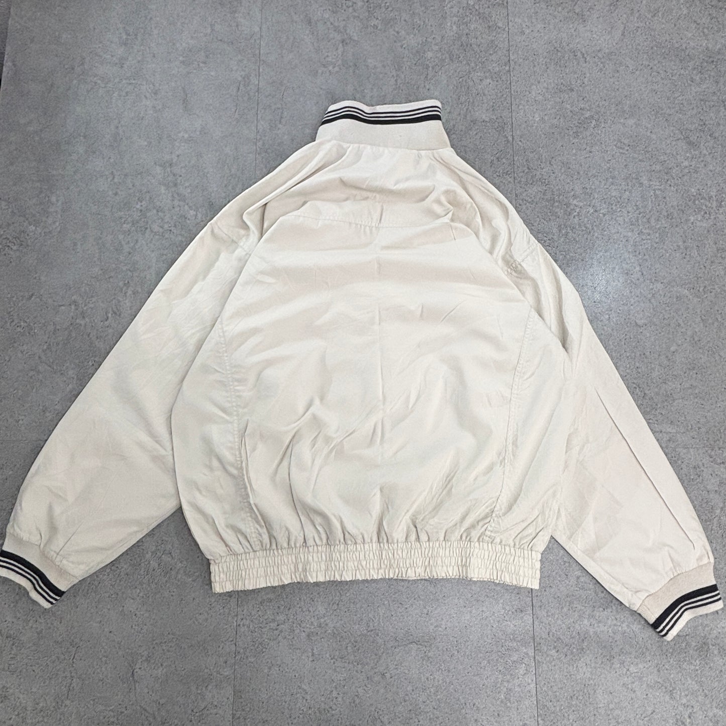【90s ヴィンテージ】adidas アディダス トラックジャケット ホワイト 刺繍ロゴ Mサイズ相当